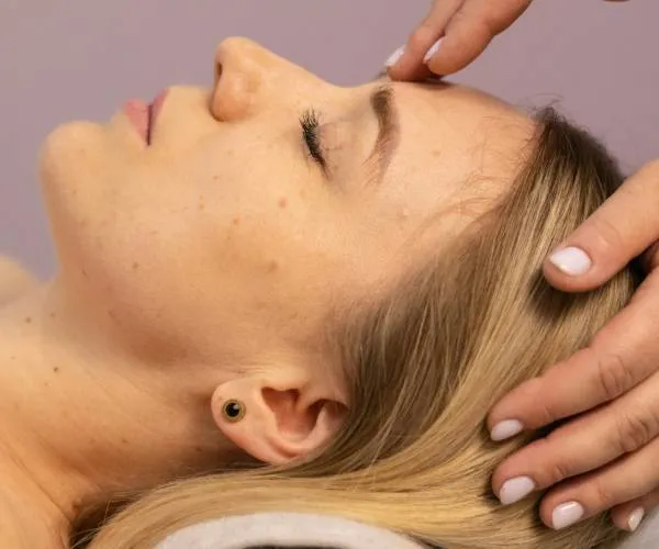 Áthangoló arcmasszázs