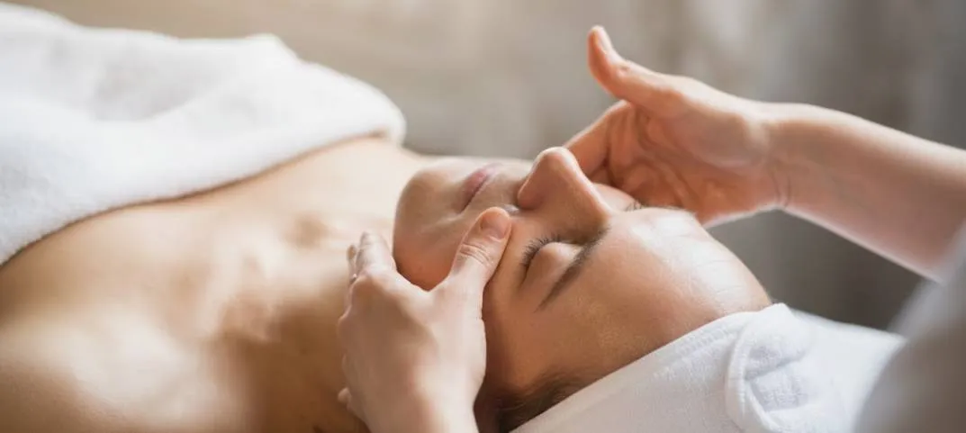 arc és dekoltázs nyirokélénkítő masszázs